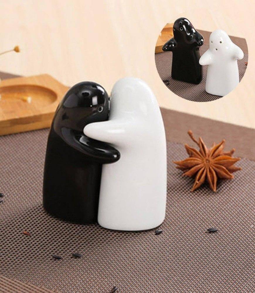 2PCS Love Hug Seasoning Shakers Sets - MaviGadget